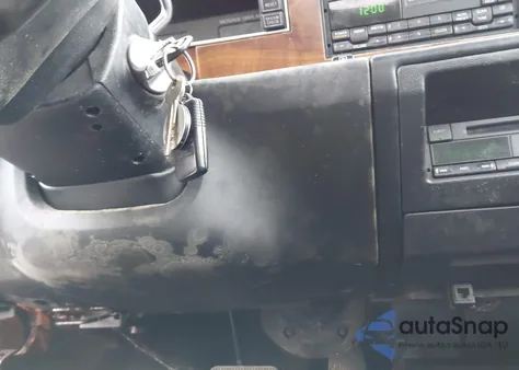 1994 Lincoln Continental Signature из США, поврежденный, VIN 1LNLM9848RY608288